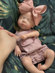 Poupée Bébé Réaliste de 13 Pouces Entièrement en Silicone Faite à la Main, Fille Endormie, Cadeaux de Fêtes avec Accessoires pour 3 ans et plus - Product Image 3