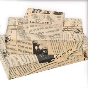 Carta da Imballaggio in Pelle Bovina Stile Giornale Inglese Retrò. La scelta ideale per confezioni regalo e floreali in stile artistico. Aggiunge una Forte Resistenza - Product Image 1