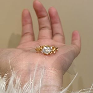 Bague Huahua Banxia en argent pur S925 avec diamant carré et motif vigne, design de niche haut de gamme et luxueux - Product Image 4