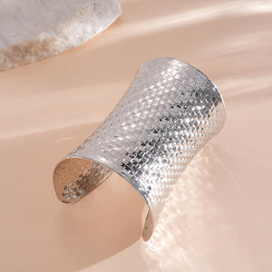 J Fashion Brazalete de Aleación de Zinc de Cara Ancha, Diseño Cóncavo Convexo Abierto, de Alta Gama, Elegante, Unisex, para Fiesta, con Personalidad Exagerada - Product Image 5