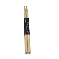 Direktverkauf ab Werk: Hochwertige Hickory-Drumsticks mit individuellen Mustern und Logo.