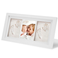 Cadre photo vertical blanc pour trois empreintes de pieds de bébé avec cadre en bois, écologique et durable, pour l'affichage d'œuvres d'art des enfants