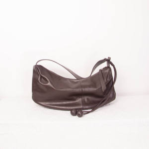 Bolso de hombro cruzado de piel de oveja curtida vegetalmente color café con cristales, estilo casual y relajado, con cierre de cremallera y forma de media luna. - Product Image 3