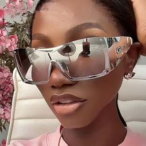 Nouvelles lunettes de soleil tendance Y2K à verres uniques, protection UV400, monture large et carrée, pour femmes - Product Image 2