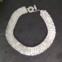 Großhandels preis Sommers chmuck Beach Style Natürliche Perlmutt geschnitzte Fischs chuppen form Weiße Muschel perlen Halsketten für Frauen