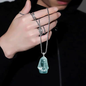 Collar con colgante tridimensional de faraón egipcio en azul esmeralda natural, jadeíta de calidad hielo. - Product Image 1
