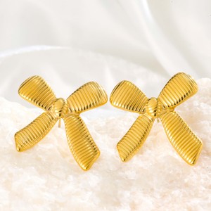 1 par de pendientes de aro con diseño de mariposa de acero inoxidable, diseño de mariposa en 3D, elegantes y versátiles, para boda - Product Image 2
