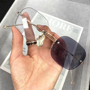 <span class=keywords><strong>Lunettes</strong></span> Anti-Reflet Photochromiques UV400 Sans Monture Métal Argent Or <span class=keywords><strong>Rondes</strong></span> <span class=keywords><strong>Carrées</strong></span> Verres Photochromiques Anti-Lumière Bleue 2026 pour Femme - Product Image 4