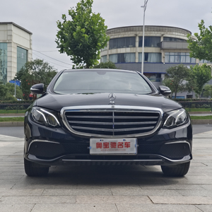 Se vende un coche <span class=keywords><strong>mercedes</strong></span>-ben-z E260L <span class=keywords><strong>2020</strong></span> de <span class=keywords><strong>segunda</strong></span> <span class=keywords><strong>mano</strong></span> con motor turboalimentado girando de izquierda a negro - Product Image 1