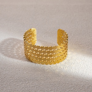 Pulsera de Moda de Verano de Alta Gama, Elegante Diseño de Acero Inoxidable con Oro de 18K, Simple y Elegante, Ligera y de Lujo, No se Desvanece, para Mujer - Product Image 3