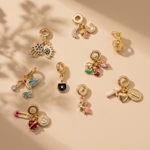 Perles breloques pendantes CZ9463 plaquées or avec motifs fer à cheval, yeux porte-bonheur, main de Hamsa, <span class=keywords><strong>licorne</strong></span>, couronne, colibris émaillés, Vierge Marie et croix - Product Image 4