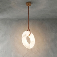 Lustre design moderne avec anneau en tube d'albâtre espagnol et LED, en laiton antique, avec sangle en cuir, modèle Villa Oslo Alabaster