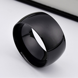 Anillo de pulgar unisex minimalista de titanio y acero de Yunnique con un diseño audaz y grande, con un estilo hip-hop punk. - Product Image 4
