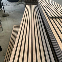 Panneaux acoustiques en placage de bois naturel au design moderne Akupanels Mur à lattes en bois pour insonoriser dans la chambre à coucher