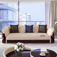 Italienischer Luxus-Wohnzimmer-Sofa-Set aus cremeweißem Rindsleder mit braunem Holzrahmen und goldener Metalldekoration