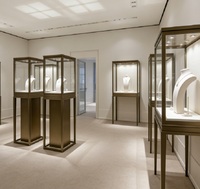 Vitrine de présentation de bijoux autoportante en verre trempé avec finition bronze et éclairage LED, dimensions personnalisables pour le commerce de détail de luxe