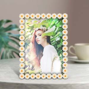 Elegante Marco para Retrato de Flores Silvestres de 5 x 7 Pulgadas, Color Crema Esmaltado con Estambres Naranjas y Soporte de Terciopelo Negro, Regalo para el Día de la Madre - Product Image 1