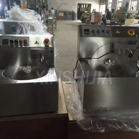 304 acier inoxydable petit 8kg Table modèle chocolat coulée moulage formant faisant traitement fusion trempe Machine