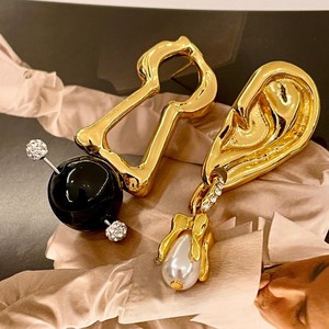 ต่างหูแบบห้อยทรงไม่สมมาตรสไตล์วินเทจ โลหะผสมสังกะสี มุกเทียมเกรด AAA รูปทรงไม่สม่ำเสมอ สีดำ สำหรับผู้หญิง สวมใส่ได้ทุกวัน แบบหนีบ - Product Image 4