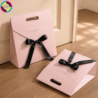 Sacs cadeaux en papier rose blush personnalisés avec logo, poignées découpées, ruban noir, nœud, emballages de luxe pour boutiques, mariages
