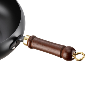 WOKS de 6L de Capacidad, Antiadherente, Sin Recubrimiento, con Mango de Madera, Apto para Inducción y Gas, con Tapa de Vidrio, Sin PFOA, de Fundición a Presión, Marca Blanca - Product Image 2