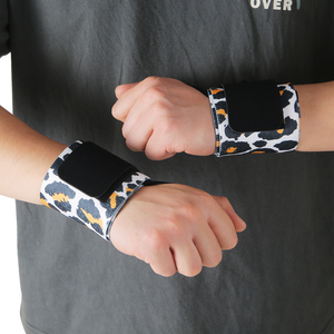 แผ่นรองข้อมือยกน้ำหนักแบบมีโลโก้สั่งทำได้ ระบายอากาศได้ดี สำหรับออกกำลังกาย ครอสฟิต ยิม เดดลิฟท์ พร้อมสายรัดข้อมือ - Product Image 2