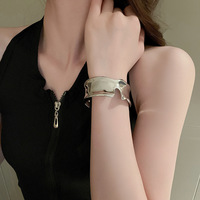 Juego de Brazaletes Anchos de Acero Inoxidable con Baño de Oro de 18K y Diseño Martillado, para Mujer, Brazalete para la Parte Superior del Brazo