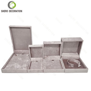 Caja de Joyería Cuadrada de Terciopelo Rosa de Alta Gama para Collares, Anillos y Pulseras - Product Image 6