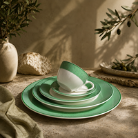 Vaisselle en céramique JQY, fournitures OEM, assiettes à dîner personnalisées avec bordure verte, collection en gros, vaisselle en porcelaine pour restaurants