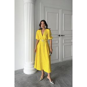 Robe portefeuille jaune chatoyante ceinturée en tissu tissé, taille naturelle, respirante, pour le bureau - Product Image 5