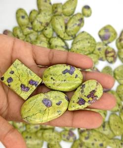 Pierre précieuse naturelle en forme de mélange d'atlantasite pour la fabrication de bijoux, unique pierre polie verte et violette idéale pour les bagues - Product Image 2