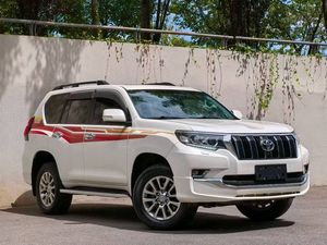 Toyota Prado d'occasion 2019 3.5L TX-L Édition Premium SUV - Volant à gauche Automatique Roue de secours arrière <span class=keywords><strong>7</strong></span> <span class=keywords><strong>places</strong></span> Excellent état Véhicule d'occasion - Product Image 2