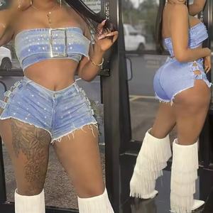 Ensemble en jean pour femme de haute qualité, style sexy, avec crop top et mini-short en denim délavé à l'acide et orné de strass, vente en gros - Product Image 1