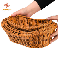 Retro natuurlijke handgemaakte bruine ovale stapelbare brood- en fruitmanden van rotan voor picknick, cadeau, opbergruimte en decoratie voor thuis.