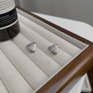 Pendientes de tuerca de concha de corazón de plata de ley 925, joyería hipoalergénica clásica coreana de nicho Ins para mujeres para fiestas al por mayor - Product Image 3