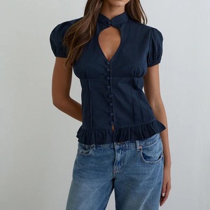 Camicetta da donna blu navy con colletto alla coreana, maniche a sbuffo, scollo a goccia, orlo arricciato e bottoni - Product Image 2