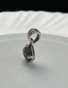 Pendentif en pierre de labradorite naturelle en argent sterling oxydé avec un élégant détail de tressage en forme de panier de style art déco - Product Image 4