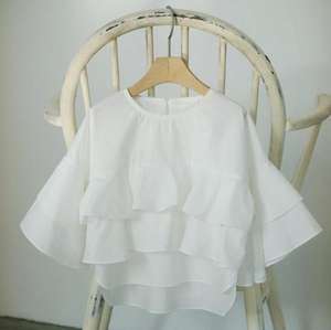 Hermosa Camiseta de Manga Larga para Niñas con Volantes de Encaje Blanco - Product Image 5