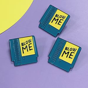 Pin de esmalte divertido personalizado Blow Me 80'S Retro letras recuerdo logotipo personalizado Pin de solapa de esmalte suave duro - Product Image 1