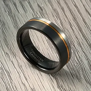 Großhandel Gold Line Center Schwarz Silber Gebürstetes Finish Wolfram karbid Hochzeitstag Band