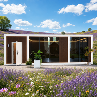 Espace extérieur préfabriqué contemporain avec façade à lattes et porte en panneaux de verre pour projet de conception d'hébergement en milieu agricole ou touristique