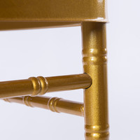 Chaise Chiavari de luxe moderne à structure métallique empilable, durable et stable pour banquets d'hôtel et usage commercial intérieur/extérieur
