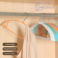 Cintre en plastique nano semi-circulaire sans couture antidérapant style luxe léger CM-610 – Empêche les marques sur les épaules, idéal pour les dortoirs