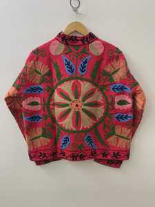 เสื้อแจ็คเก็ตผ้ากำมะหยี่ปักลายซูซานีอินเดียสีแดง สำหรับฤดูหนาว ระบายอากาศได้ดี ทรงปกติ ปักมือ สำหรับผู้หญิง สไตล์โบโฮ เหมาะเป็นของขวัญ - Product Image 3
