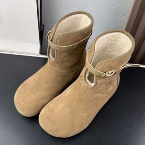 Botas de nieve clásicas de cuero para mujer, cálidas y rectas, de marca de diseñador, de alta calidad, diseñadas por un diseñador original. - Product Image 1