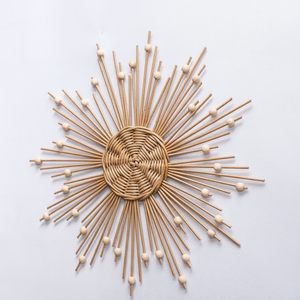 Arte de decoración de pared de ratán único hecho a mano con diseño rústico perfecto para interiores inspirados en casas de campo dormitorios y hoteles - Product Image 1