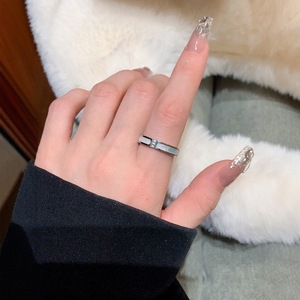 Anillo de titanio de diseño exclusivo con tres diamantes y efecto de gota de aceite, estilo ligero y lujoso para mujer, sin decoloración - Product Image 3