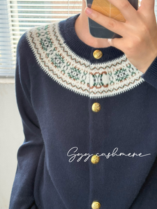 Cárdigan <span class=keywords><strong>Azul</strong></span> <span class=keywords><strong>Marino</strong></span> Informal y Transpirable 100% Cachemira con Diseño Floral en el Pecho y Botones Dorados para <span class=keywords><strong>Mujer</strong></span> - Product Image 2