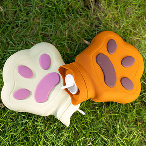 Bouteille d'eau chaude en silicone mignonne, durable et écologique, design patte d'ours personnalisé, pour garder au chaud - Product Image 1