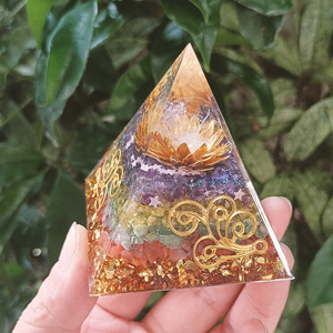 Pyramide en résine époxy avec galets de cristal, ornement de bureau, décoration d'aquarium, cadeau - Product Image 2